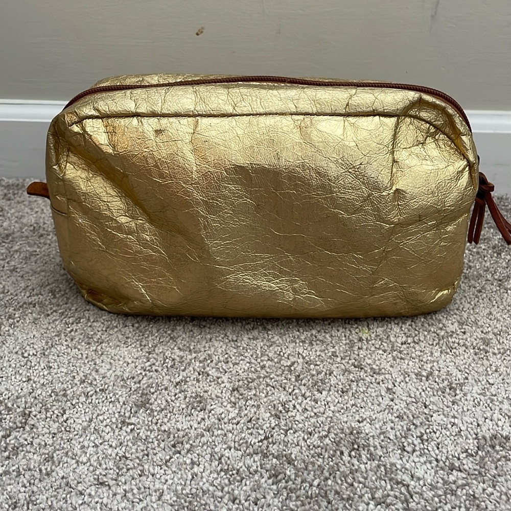 Uashmama cosmetic bag in metallic gold